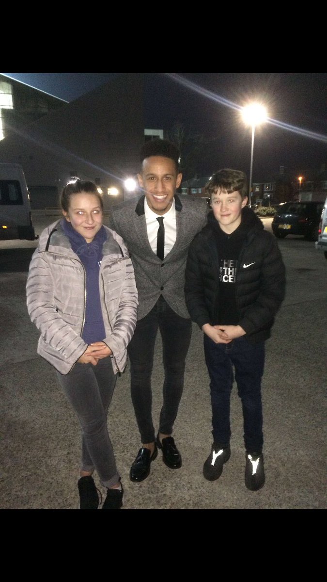 aimee_mae13's tweet photo. So happy that I got a picture with you and I got your training t-dhirt❤😍 @CallumRobbo37 https://t.co/GnV5bWal35