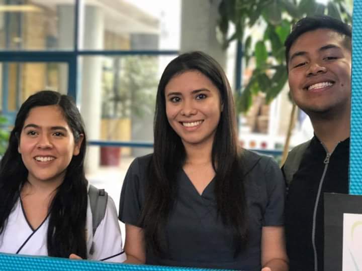 CAFOdonto's tweet photo. Muchas felicidades a Mónica y Daniel!! #SonrisaMasSaludable #CAFO #ODONTO #UNAM https://t.co/DCZlkzRk9D