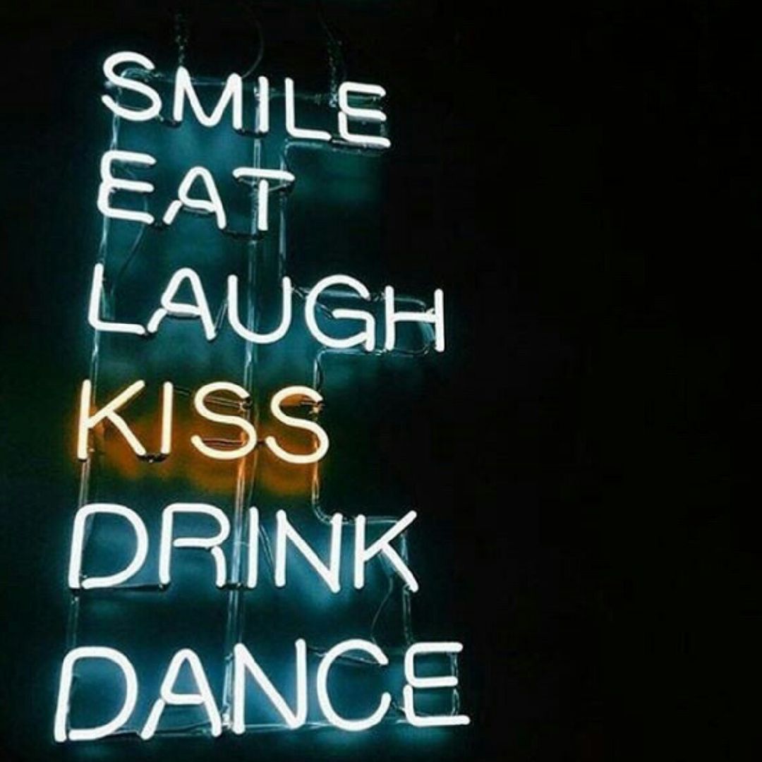 VegasVIPAngel's tweet photo. Smile at strangers ☺
Eat the cake 🍰
Laugh 😂
Kiss 💋
Drink it up 🍷🍸🍹🍾🍺
Dance 🌜🌠 
#smile #eat #laugh #kiss #drink #dance #pluginvegas https://t.co/jQBExKxEsK