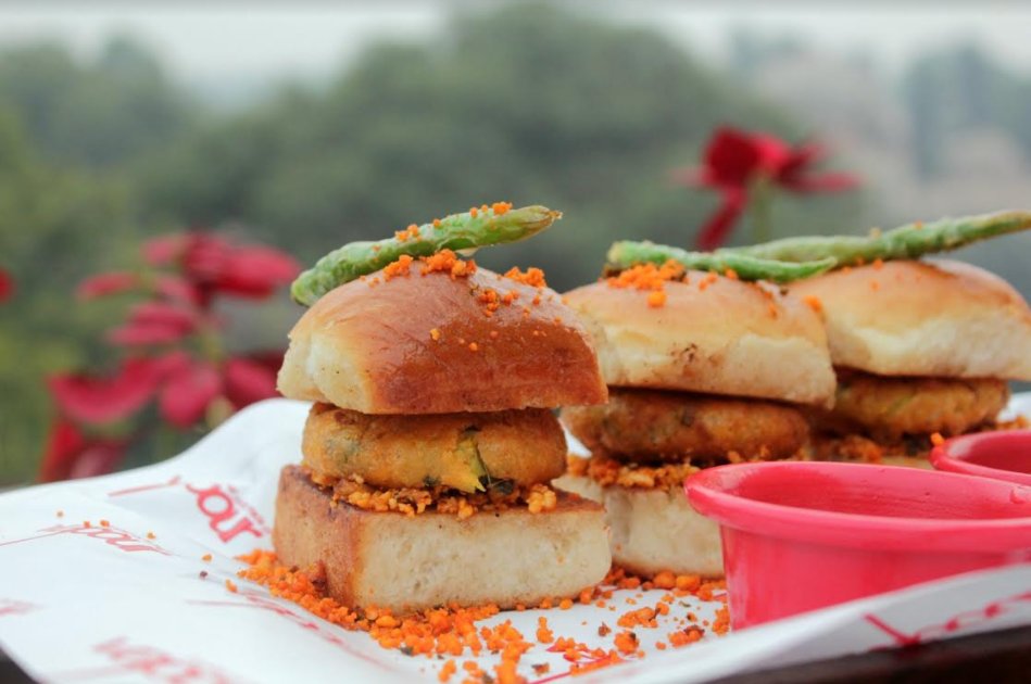 These delicious &amp; spicy Vada Pavs from <a href="/vapourbarex/">Vapour Bar Exchange</a> are the perfect snack to nibble on with cocktails!

To book, call 9599003923/24!
#Spon