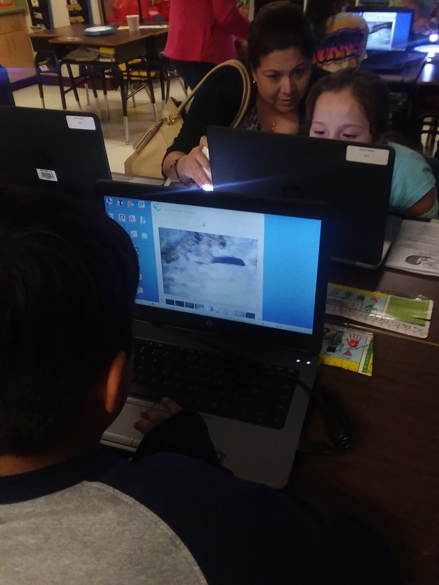 NISDmartin's tweet image. Using digital microscopes at #martinsciencenight. #AwesomeScience