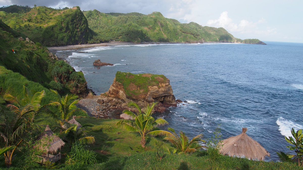 Menganti.. punya banyak keistimewaan. Adalah bukit hijau ini yang menarik sbg spot foto. Ayo lur, ke Kebumen! #famtripJateng