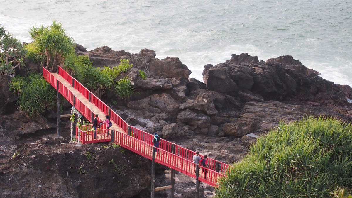 Menganti jg punya spot asik menjamu ketomantisan cinta, lho. Cobalah, foto di Jembatan Merah ini #famtripJateng #visitJateng