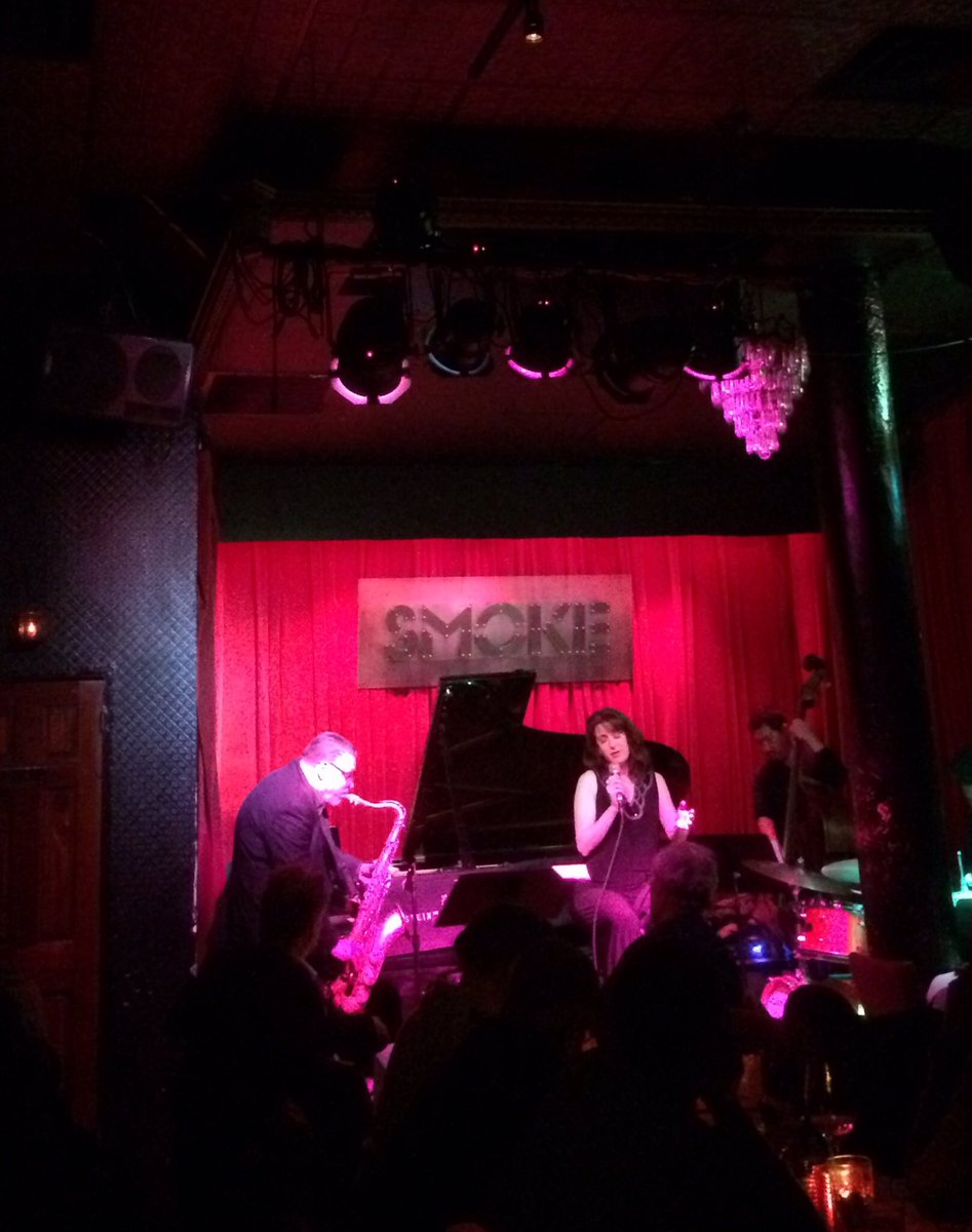 Smoky voice of. @Alexiscolesings warms crowd @smokejazzclub from outdoor frigid temps. Swinging standards w/Jerry Weldon & 1st rate band.