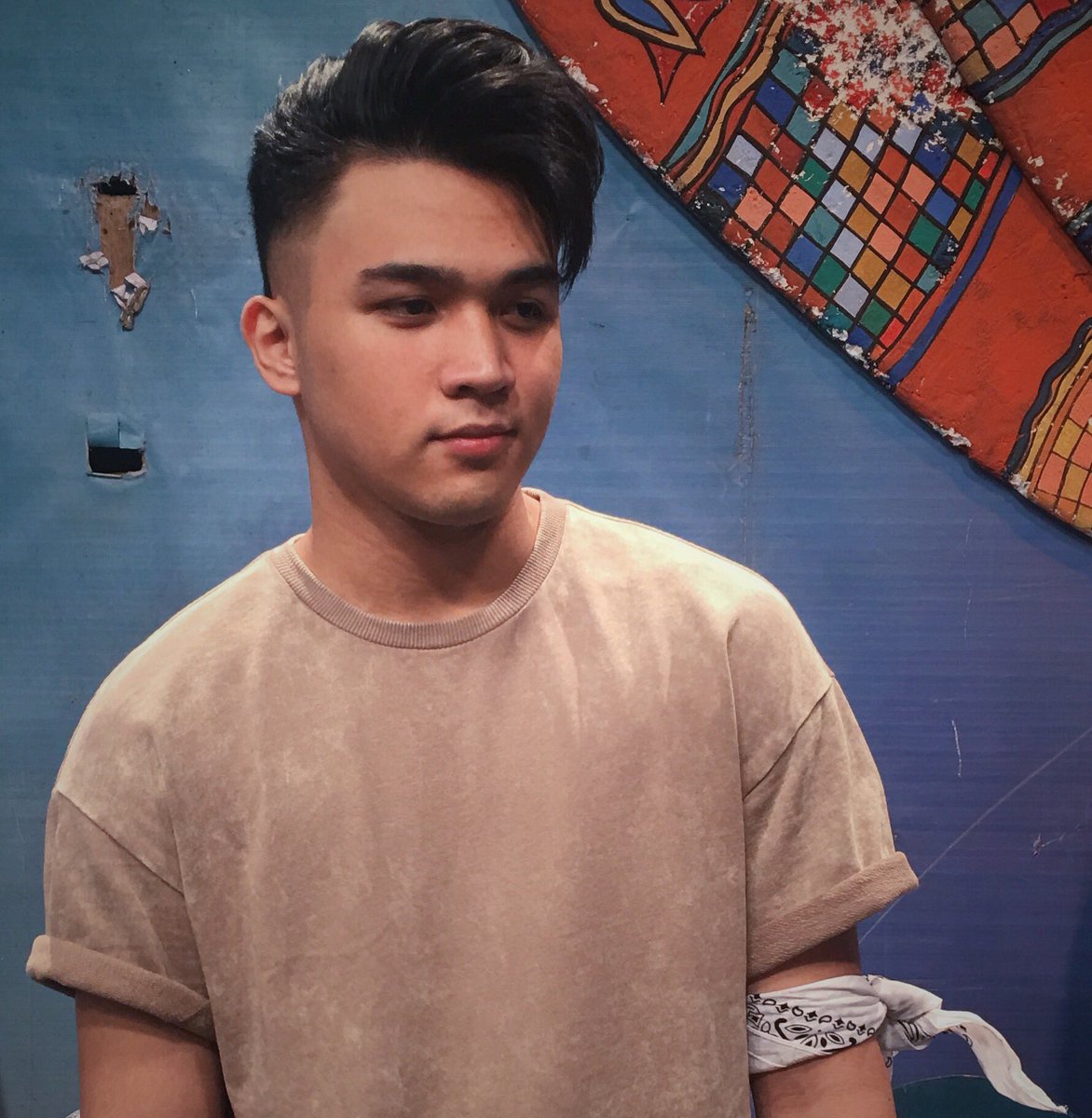 Hashtag_jimboyM's tweet photo. "Kapag dumaan si crush" 🤔 https://t.co/iicY5ApeGl