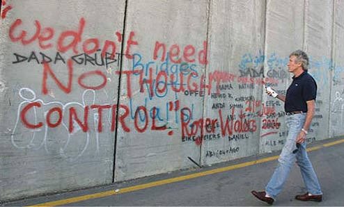 iWeyRadio's tweet photo. .@RogerWaters declaró que está dispuesto a llevar su show "The Wall" a la frontera entre México y Estados Unidos 🇲🇽🇺🇸⚒ https://t.co/BkWeG1tgfs