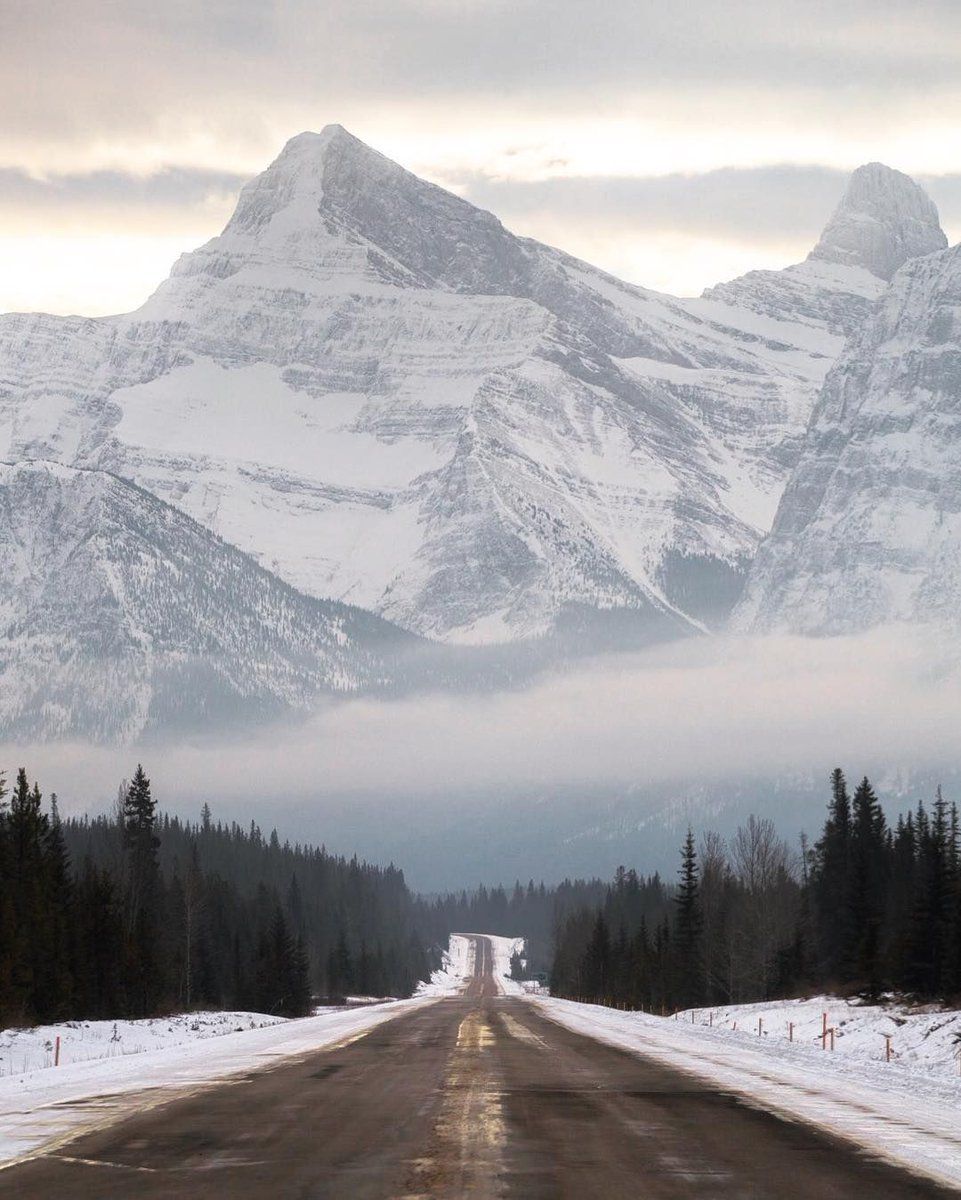 rybotics's tweet photo. One of the most beautiful stretches of road on the planet. | Photo by Jacob Moon (@/moonmountainman on IG) https://t.co/K4jAO3Ai5Z