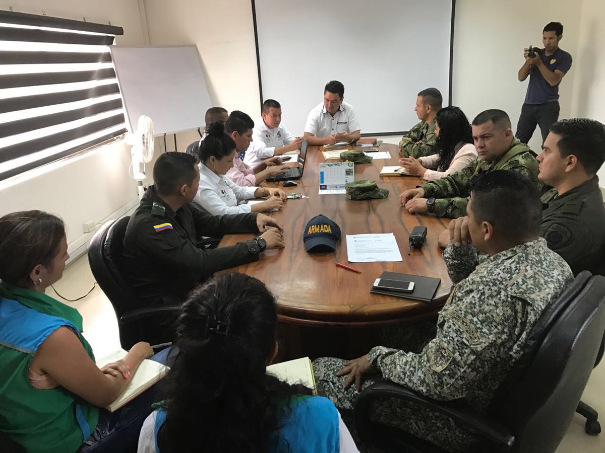 Ejercito_Div8's tweet photo. #Arauquita autoridades gubernamentales y civiles realizan mesas de trabajo pro de preservar seguridad de la región y sus habitantes #BAEEV 1 https://t.co/b5bdzXlOAG
