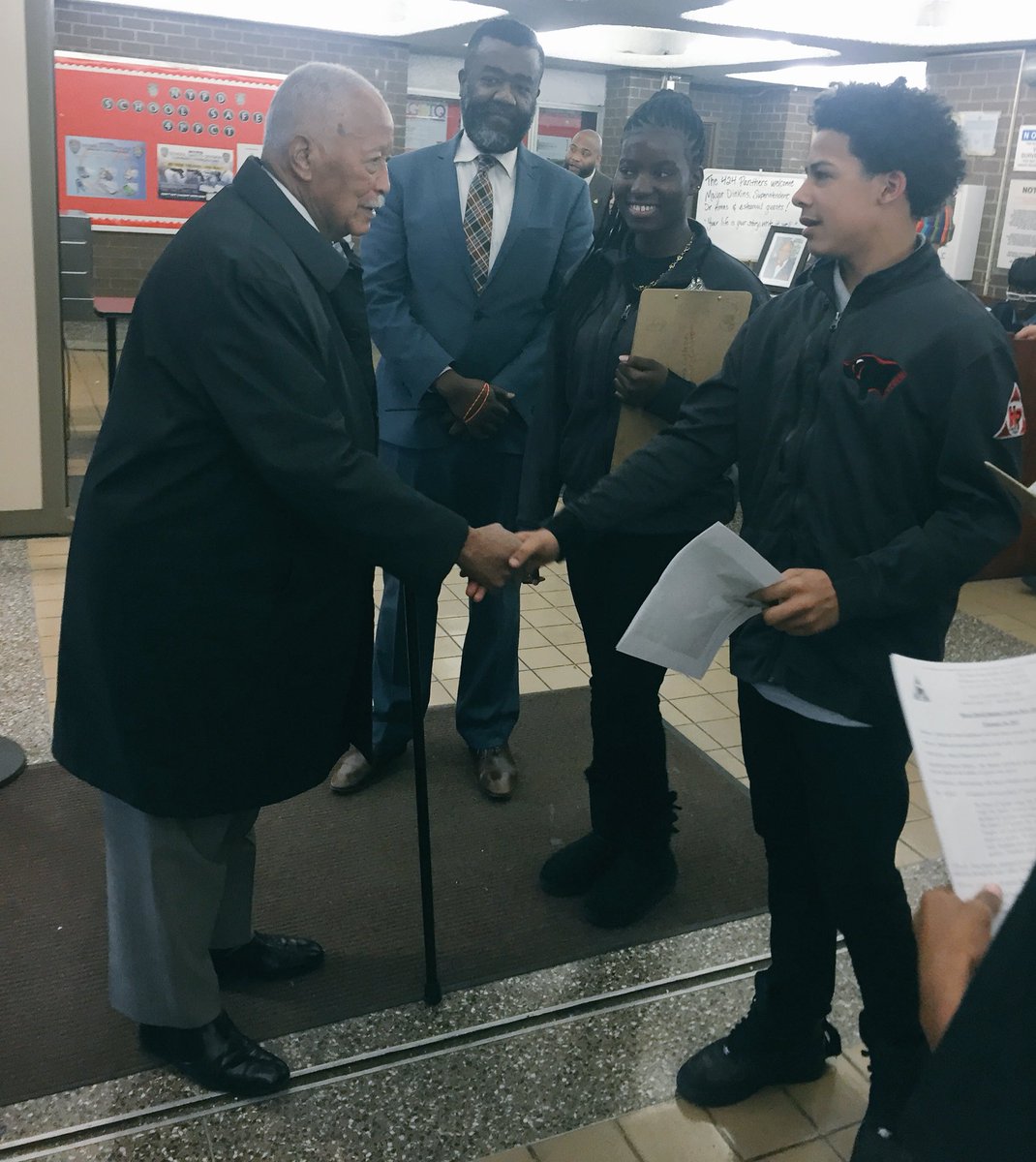 MS424HPPanther's tweet photo. Mayor Dinkins meeting our Principal, Student Govt Pres and VP. #BlackHistoryMonth #PublicschoolProud #PSIloveMySchool @Making8Great https://t.co/bAqjYmaze5
