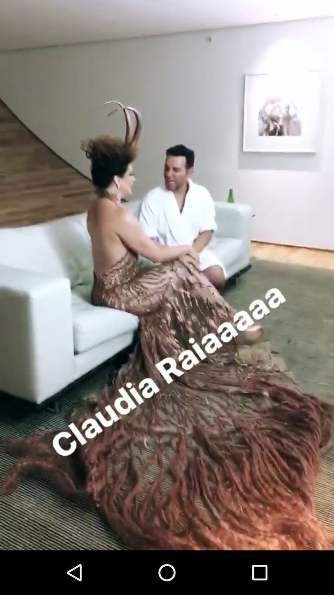 albuqueerq's tweet photo. Fiquem no chão com essa imagem dá Cláudia raia 😘 AntonelliNoBaileDaVogue https://t.co/14Mby34QWn