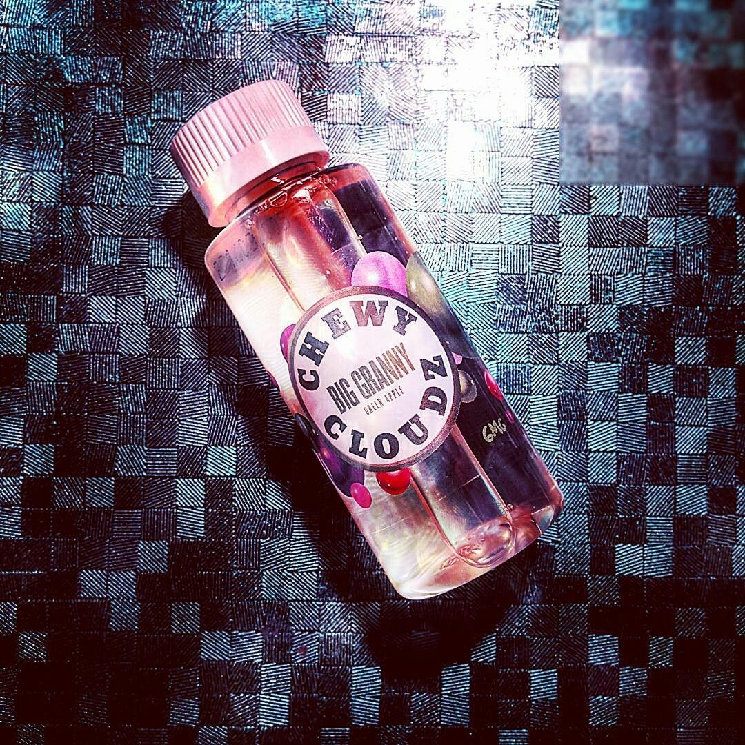 chewycloudz's tweet photo. Try the lucious green apple bubblegum flavor of #biggranny! Available now at https://t.co/zRNQGbwTBp ! #chewycloudz #bubblegum #eliquid https://t.co/RxA0S8aa34