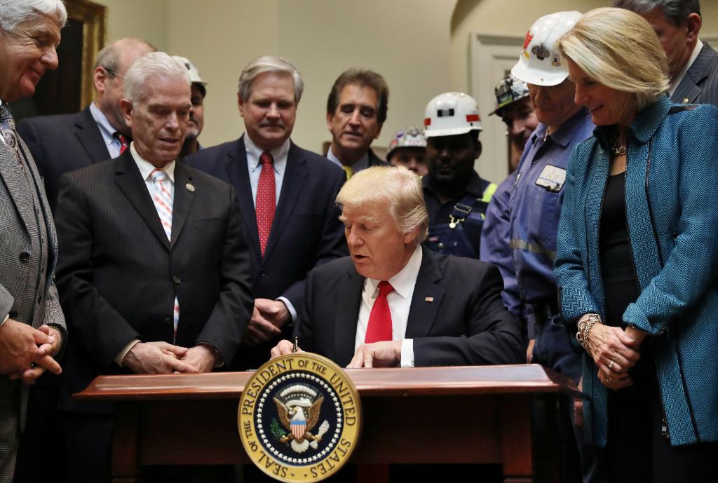 CBSNews's tweet image. Pres. Trump overturns regulation on coal mining debris, calling the regulation a “job-killing rule”: cbsn.ws/2lcN1Lz