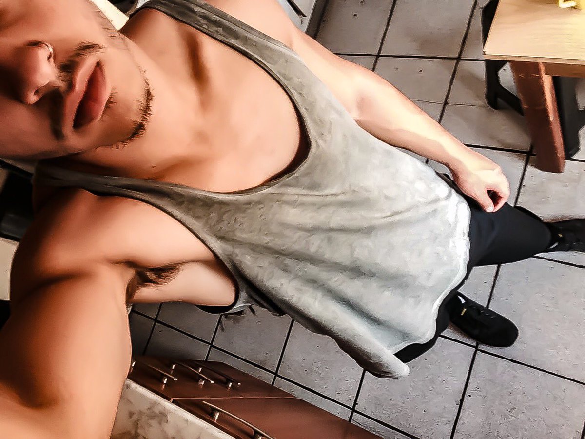 holoquep's tweet photo. ☀️ ya queda poco https://t.co/Q7it99iPHp