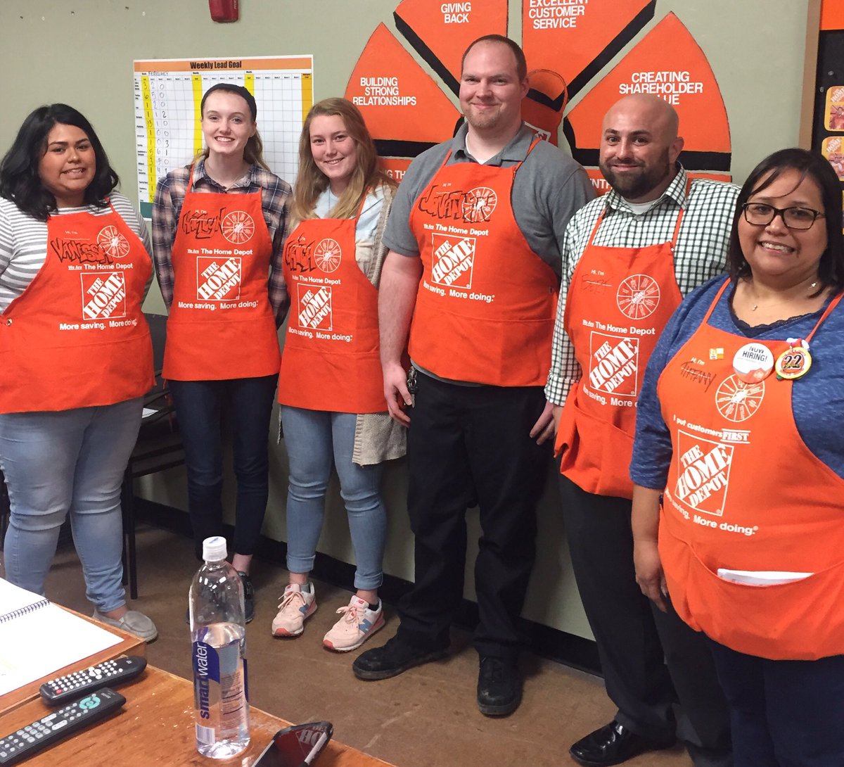 tiffanyrazo's tweet photo. 🎉 Welcome new associates to @thd0540 ‼Ready to deliver the 🍊promise &amp; all enrolled in The Homer Fund‼️ 💥💥 https://t.co/vIUVV31Opk