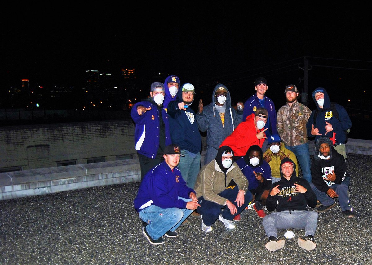 Brandon_conner5's tweet photo. last night was dope #urbex #rooftop https://t.co/OVHI1LjUgj