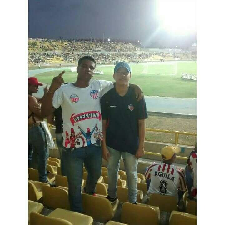 RobertoFrbs's tweet photo. UNA VEZ MAS EL SENTIMIENTO DE ESTA BANDA LOCA QUE EN CADA PARTIDO TE VIENE ALENTAR ⚽🎵 https://t.co/7hptz0qhPU