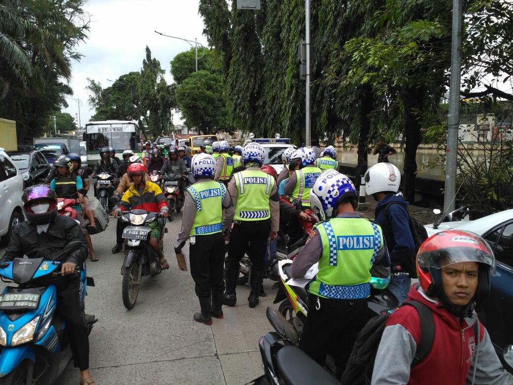 OperasiPolri's tweet photo. 10:02 # Polri menggelar Operasi Kepolisian penertiban pengemudi kendaraan yg melanggar peraturan di Jl. Tubagus Angke. @TMCPoldaMetro https://t.co/QGVdtfHI7n