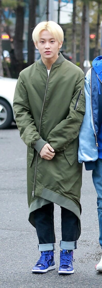 JNSUH95's tweet photo. ตอนเห็นรูปครึ่งตัว: มาร์คลีวันนี้ค่ดหล่อเลยว่ะะ
พอเจอรูปเต็มตัว: ...อืม เอาอีกแล้วหรอว๊ามาร์คลี https://t.co/1veM2eAwfF