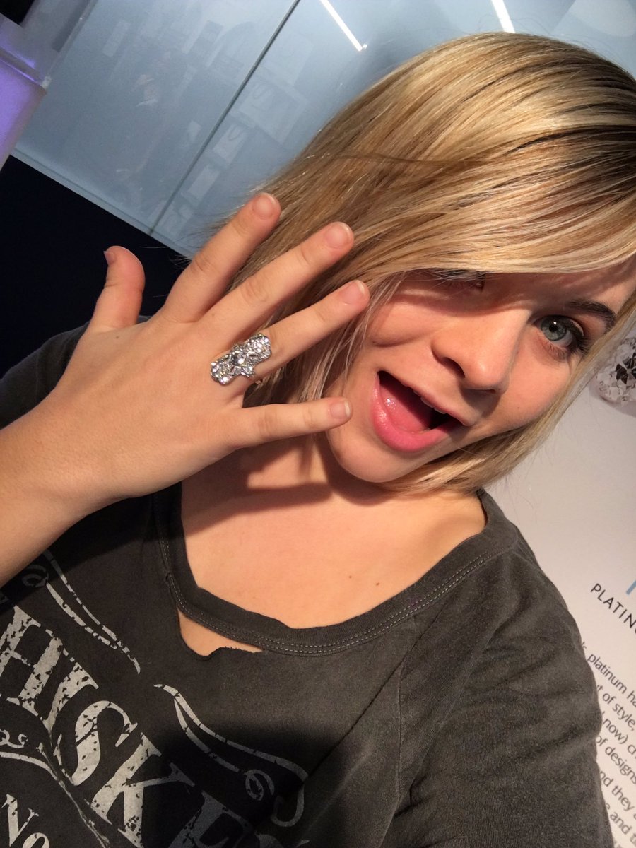 HollisterCassie's tweet photo. Ummm yes please 😍 #BePlatinum #Sweepstakes 😜💚❤️ https://t.co/LbWpuA3JHV