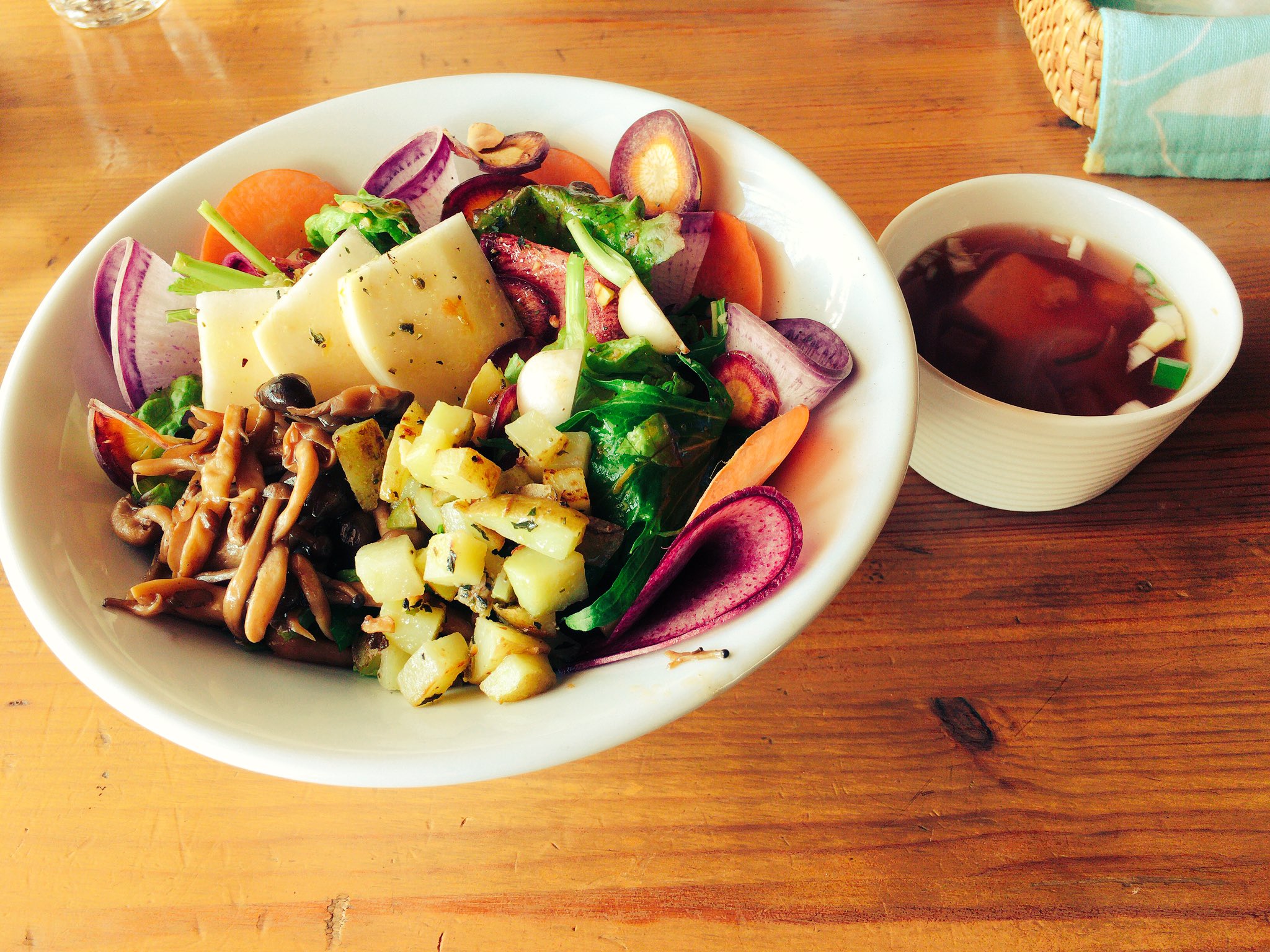 鈴木翼 入間市 ジョンソンタウンの野いえ さんの 絶品サラダボウル 2月19日で店舗移転のため 食べにきました サラダの下には玄米ご飯 こんなに美味しいサラダボウルは他にはなくて 本当にオススメです 土日は混雑するので14時前までに行かれてみて