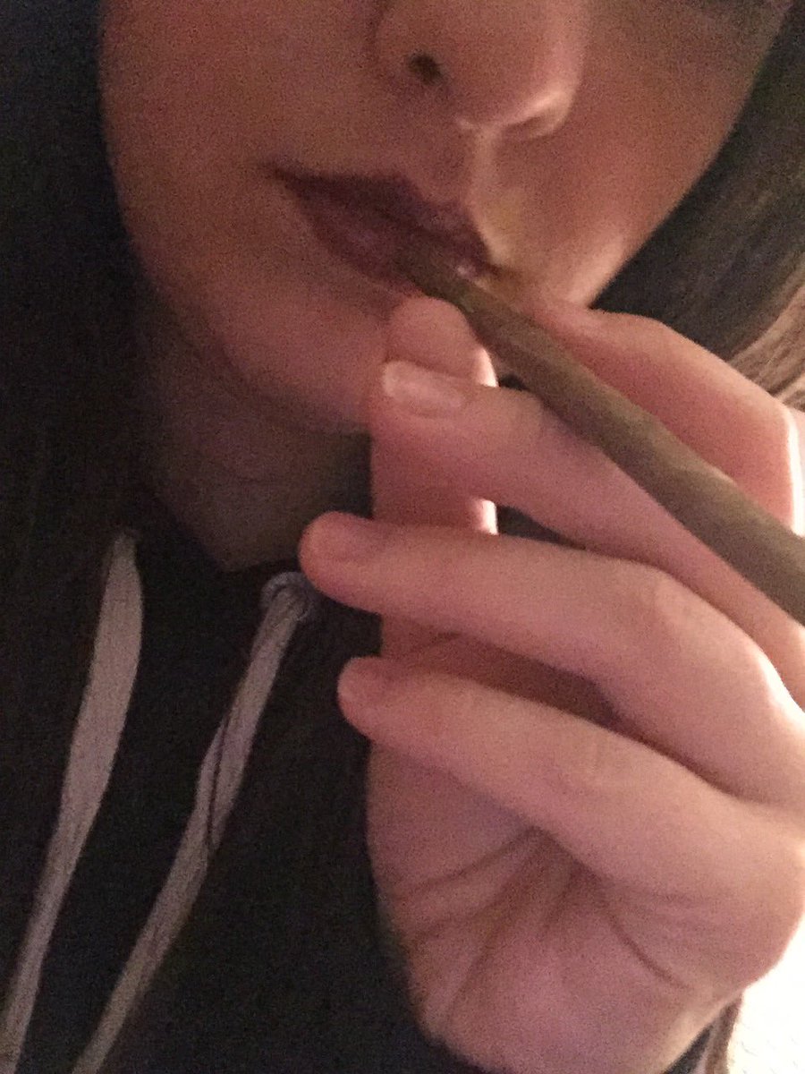 Da_ROOR's tweet image. Roll up, stoners. ✌🏼#girlswhosmoke #kushprincess #dabqueen