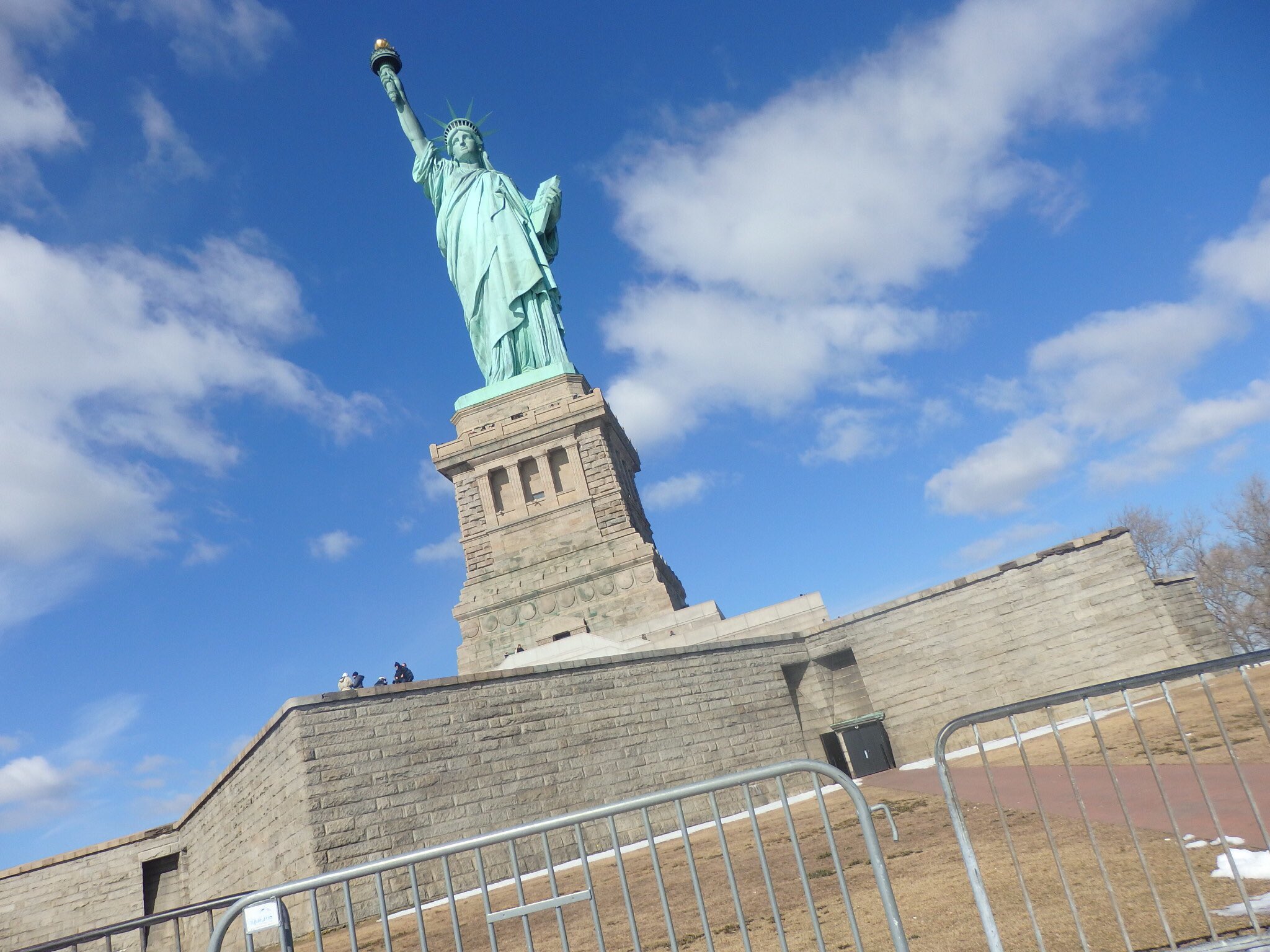 ふらいごん ここが劇場版ラブライブの聖地であるリバティ島 自由の女神像 です 穂乃果の真似をして1人で撮影してたら フランス人に笑われました Lovelive T Co Tssze3rvkm Twitter