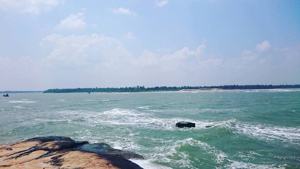 nomadslanka's tweet photo. Impressive entrance between the river, where the Kalkudah harbour is, and the Indian Ocean in the east of Sri Lanka… https://t.co/Od21WnmpJG
