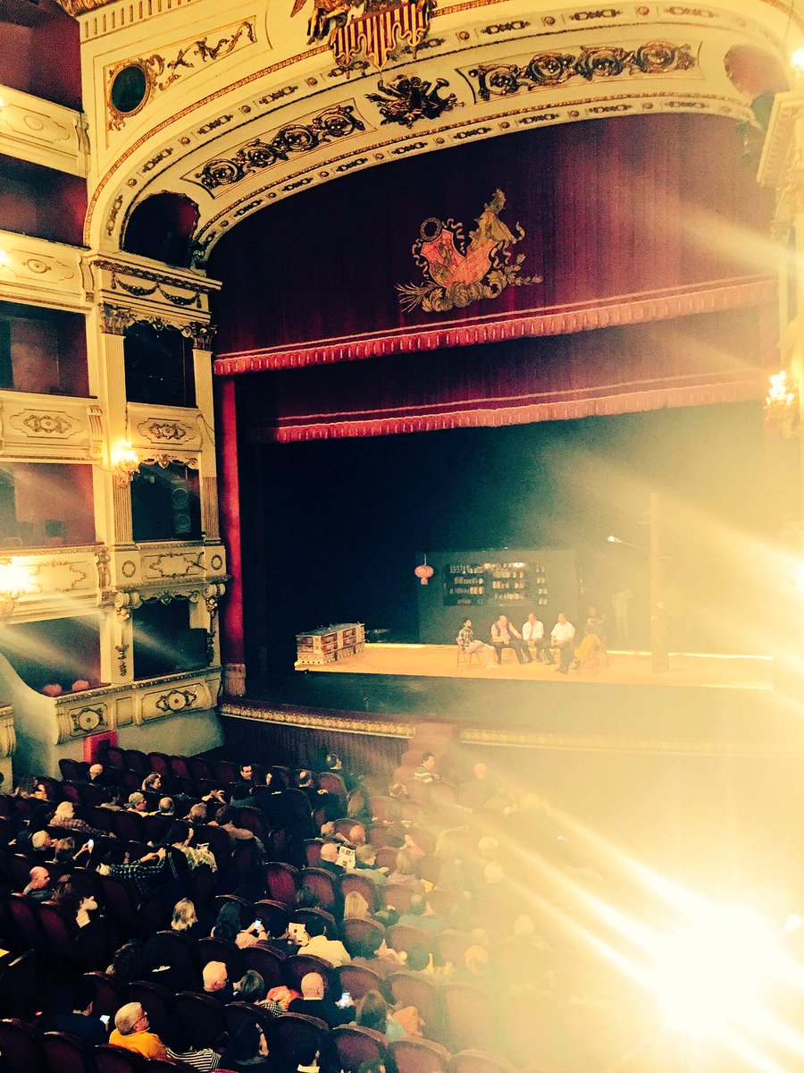 Que gran estreno de gira en #teatroprincipaldevalencia con #historiasdeusera público contagiandose de la emoción de un barrio madrileño