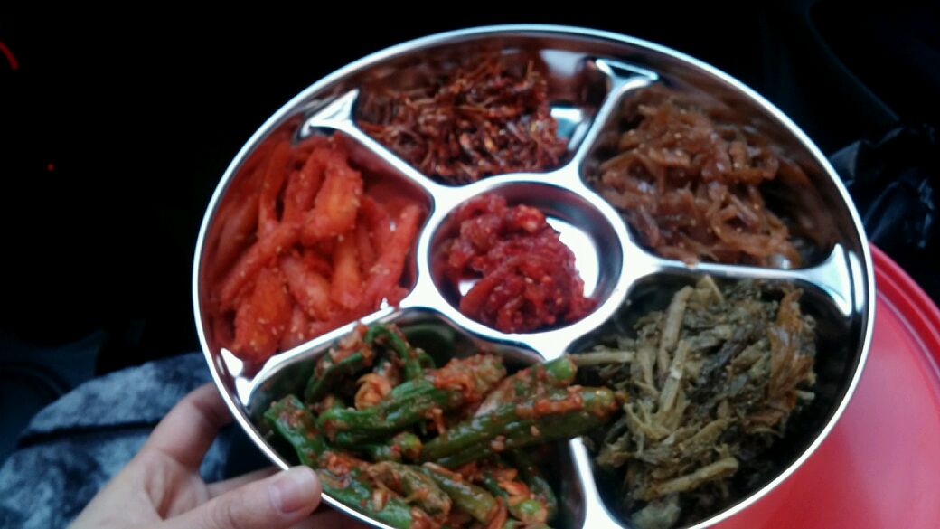 영통구 사회복지과 무한돌봄사례관리팀에서는 정직한 찬방에서 후원한 6가지의 정성스런 반찬과 오복떡집에서 후원한 맛있는 떡을 10세대에 가정방문하여 전달하였다.