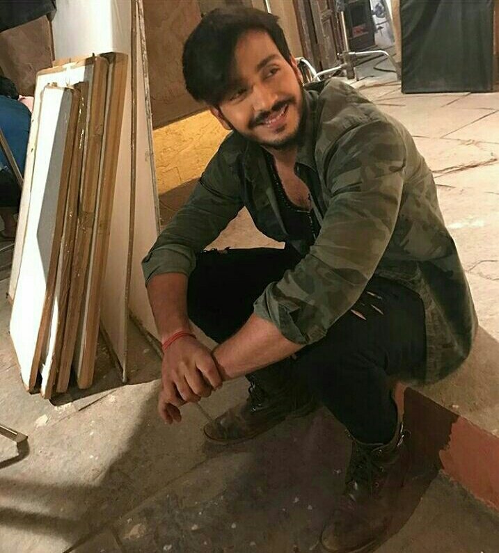 ParamBhatia_FC's tweet photo. Doesn't @8paramsingh Look adorable and cute with that Beautiful Smile on! ๐โค๏ธ๐
#HailParam ๐
#LoveParam โค๏ธ https://t.co/RLqbjw3rtt