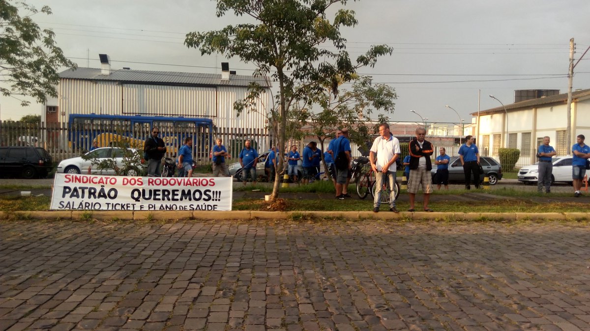 correio_dopovo_'s tweet photo. De acordo com rodoviários, carros do eixo da zona Norte irão normalizar a partir das 8h. Informação @EduPaganella https://t.co/27gX37jsGT