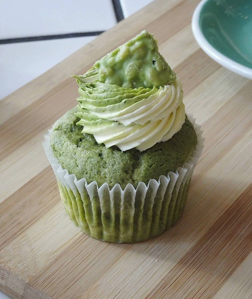 thematchaway's tweet photo. Friday's cupcake, from Australia, @mangia.melbourne, that should be delicious! do not? 🍵 #matcha #cupcakes #matchacupcakes #friday #TGIF https://t.co/NmzY7M465G