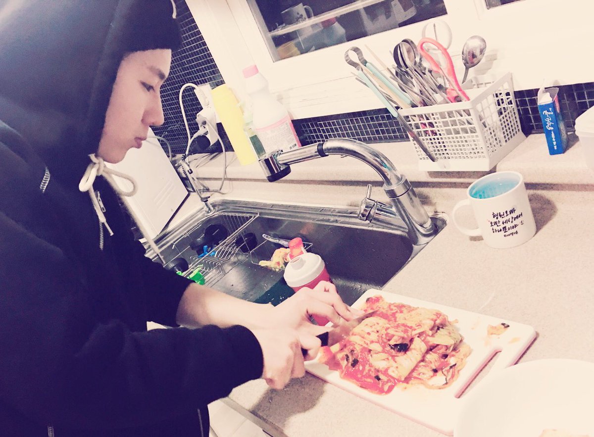 OfficialMONSTAX's tweet photo. [#아이엠] 기현이형 재료준비중 ㅋㅋ 과연... #켠셰프브이앱 7시 https://t.co/icR4ew3Qr7