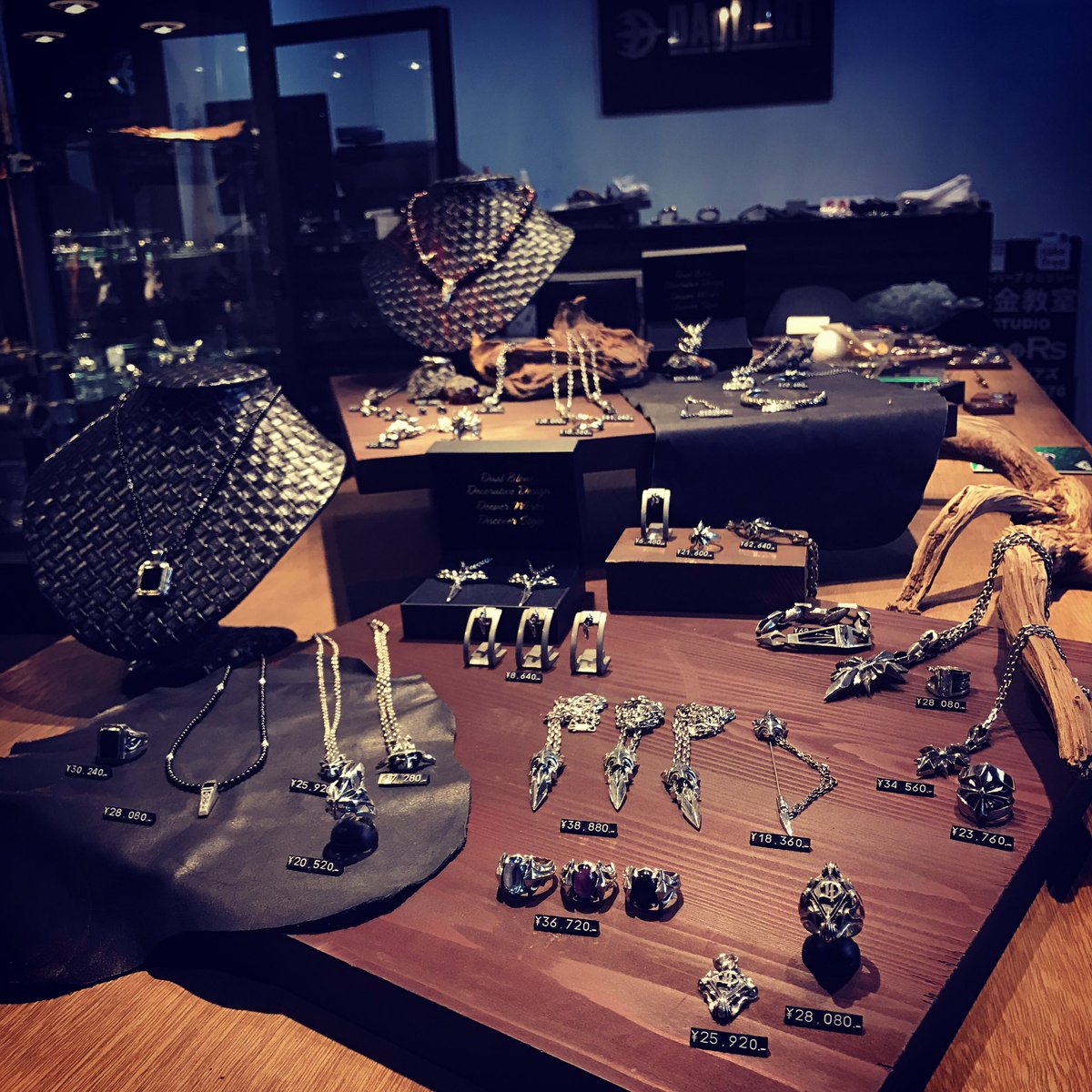 Dagdart ダグダート スタッフシライシです ただいま店内ディスプレイを変更中 あーでもないこーでもない お写真はd Four Dagdart Silver 神戸 ダグダート シルバーアクセサリー