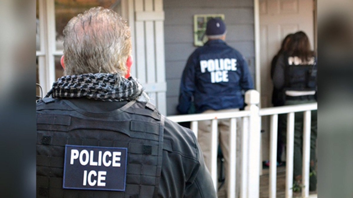 democracynow's tweet photo. Texas: ICE Agents Detain Immigrant Seeking Domestic Abuse Protection https://t.co/4nCTIY7ymH https://t.co/SBAj3QlfDB