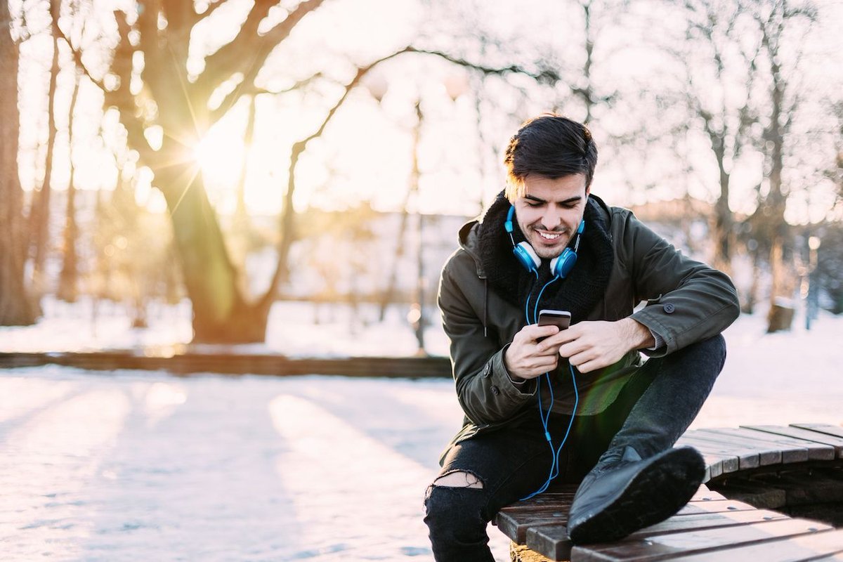 GadgetFlow's tweet photo. Pre-Order: WinterCase #HandWarming Smartphone Case https://t.co/GUDW15MUVo Using your device in the cold just got easier! #wintergifts https://t.co/qweYE5eydC