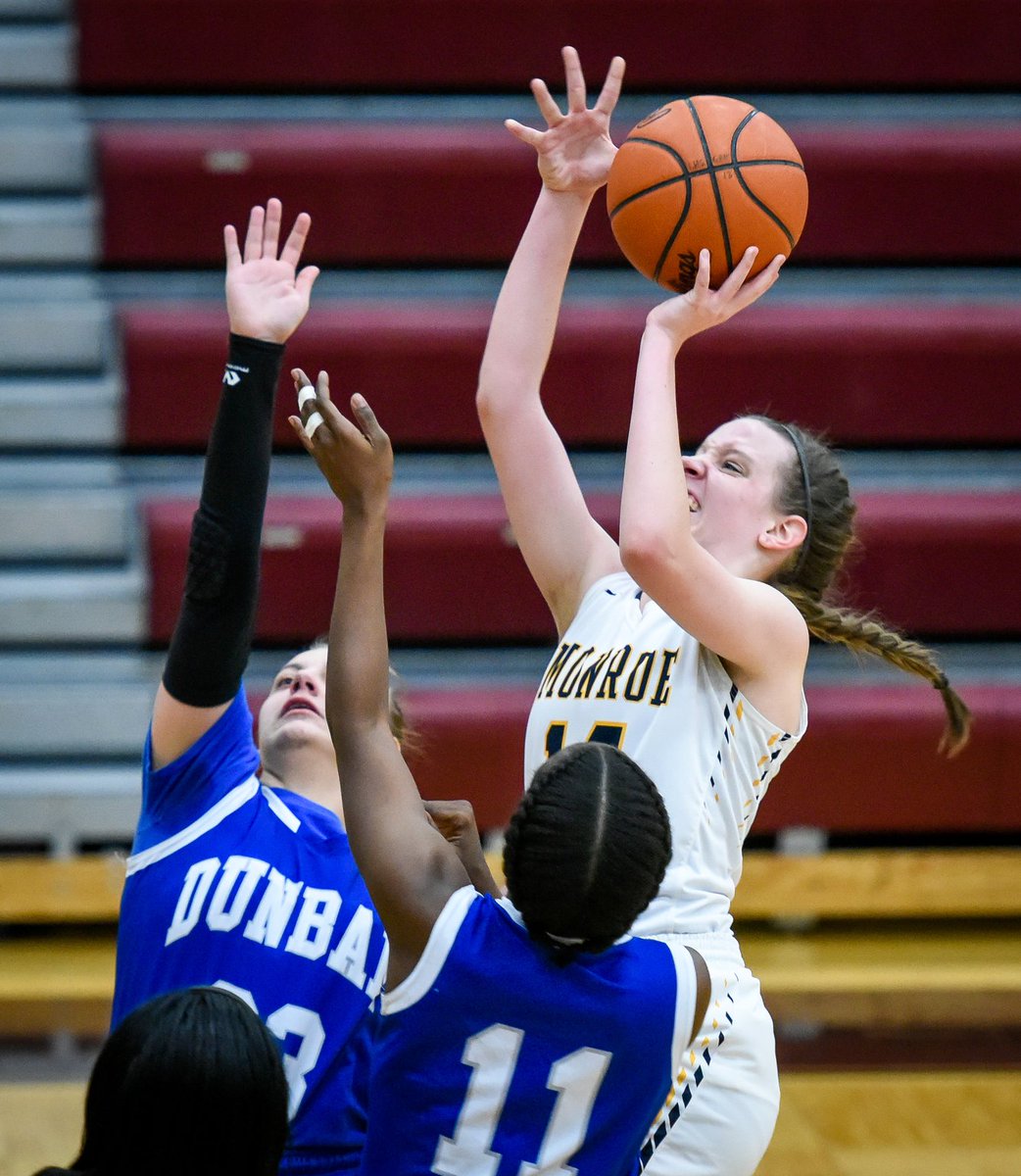 rickcassano's tweet photo. Monroe girls rout Dunbar to win sectional opener https://t.co/cU4Caj75Q5 #swblsports #monroehornets #dunbarwolverines #DaytonGirlsHoops https://t.co/3CAZI1aTIk