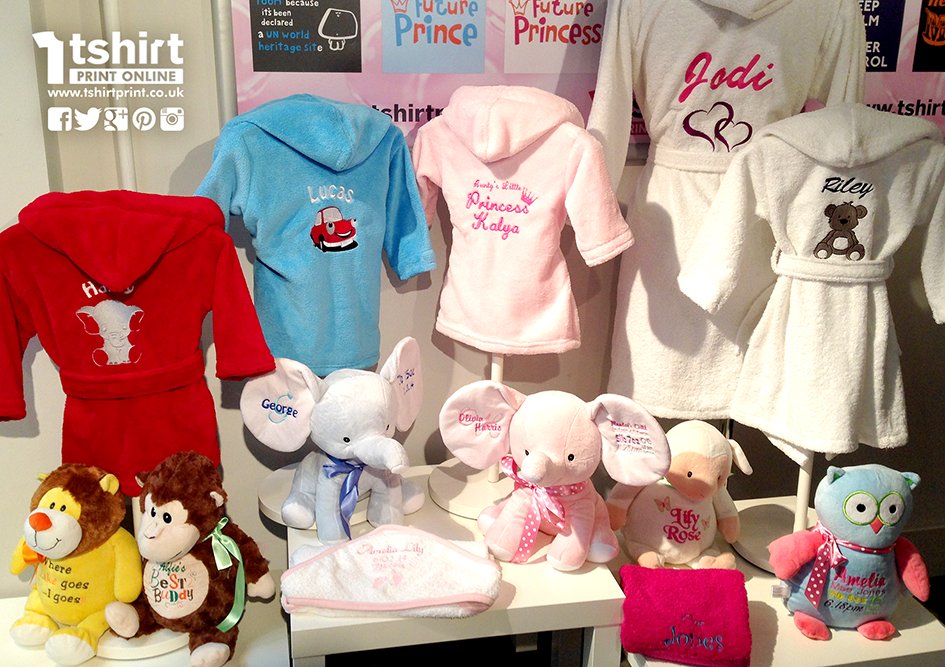 TShirtPrint_'s tweet photo. It might be freezing outside, but you can be all warm and snug at home in a personalised, embroidered dressing gown! #personalised #giftidea https://t.co/fU0teMBiRA
