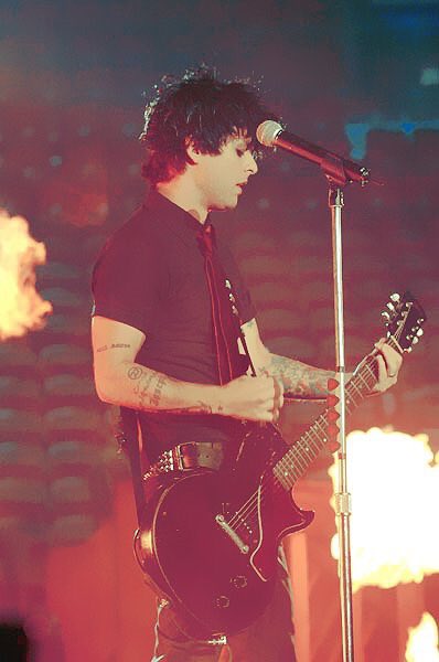 HAPPY BIRTHDAY BILLIE JOE ARMSTRONG I LOVE YOU SO FUCKING MUCH     