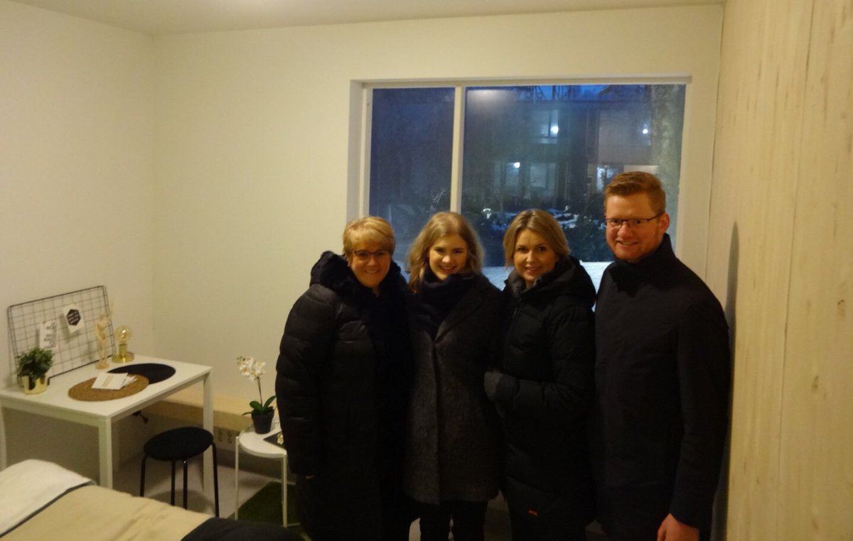 SiOStudentliv's tweet photo. Vi får rekordmange 681 studentboliger i tilskudd i år! Styreleder @GabrielleLG tar i mot stortingspolitikere på Kringsjå #Studenthovedstaden https://t.co/EhrPbrOO22