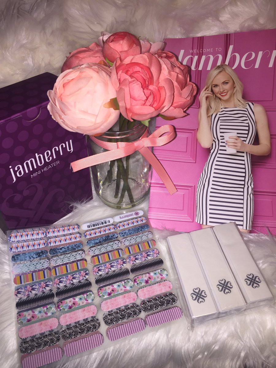 derryberryjam's tweet photo. How do you capture the pure bliss of opening your Jammy box?You take endless Jammy selfies @JamberryNails  #jamberry https://t.co/81vy2cH5Up https://t.co/zsteanRHLU