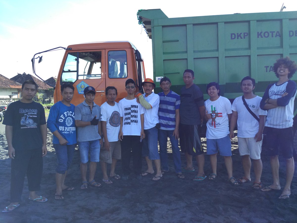 khuddamID's tweet photo. "@Mkai_Dps: Khuddam Denpasar setelah aksi bersih - bersih Pantai Biaung. #ayojalan @mkai_bali https://t.co/OkCrmZ4ZNG