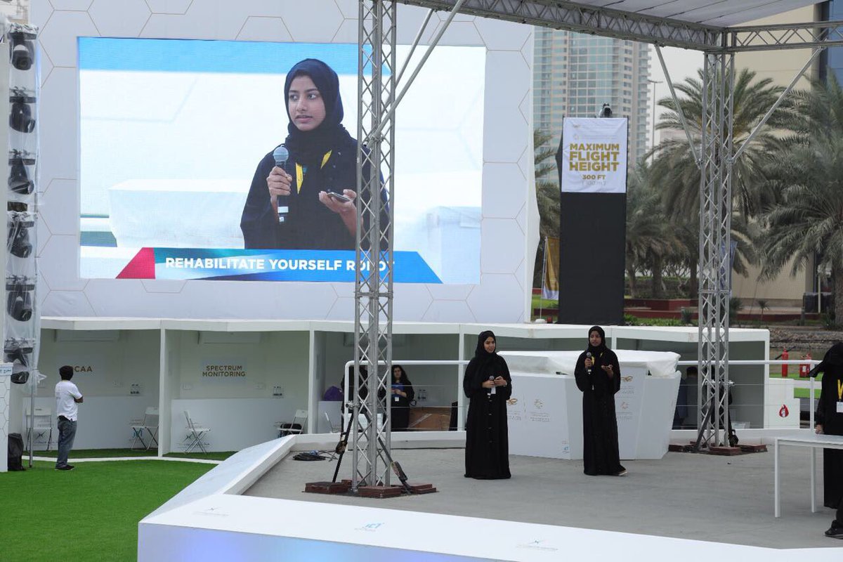 uaeR4G's tweet photo. يبدأ الآن فريق جامعة الإمارات ومستشفى العين بعرض فكرة الروبوت الذي يساعد على تحريك الأطراف وإعادة تأهيلها .
#UAEA4G https://t.co/j0I4FvtJHM