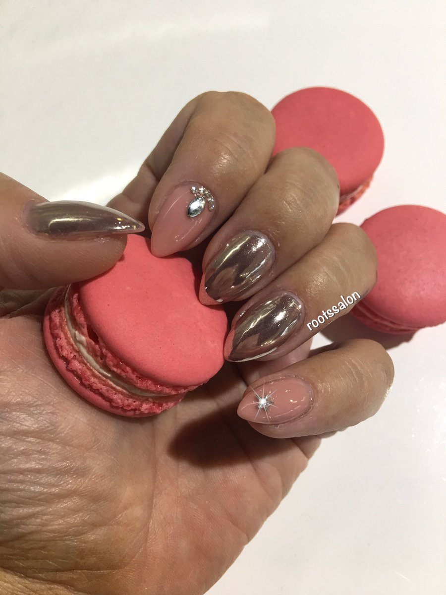 rootssaloon's tweet photo. #chromenail #gelnail #rootssalon #hairsalondubai #nail #manicure #dubai #emirates https://t.co/orV9iEQyZp