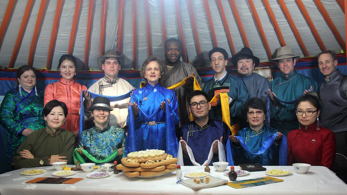 Сар шинийн мэндчилгээгээ бичүүллээ. Хоёр дахь удаагийнхаа Цагаан сарын баярыг тэсэн ядан хүлээж байна! #ДээлнийӨдөр