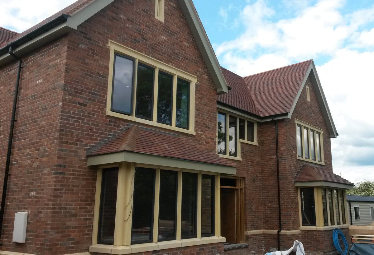 ChilternGRC's tweet photo. Impressive midlands #selfbuild using #chilterngrc wetcast mullions, jambs #windowsurrounds. #caststone https://t.co/hch0uJg2ej
