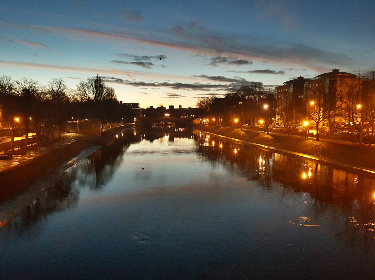 No21York's tweet photo. Morning walks with Nate.
#RiverOuse #LendleBridge #York #VisitYork #MakeItYork #VisitYorkBiz #DayBreak #Sunrise #LendleTower https://t.co/jjdVGihNCj