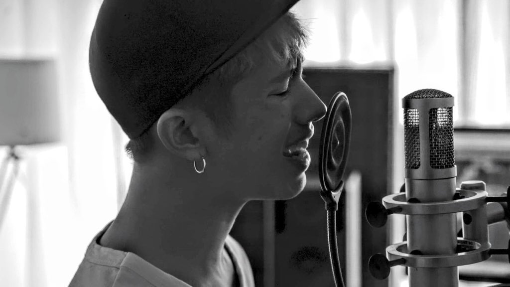 kangamoorer's tweet photo. 学校の授業で流れた！
#Adele 
#Hello
 (Cover by Taka from ONE OK ROCK) 😆 https://t.co/2ggLUKpCar