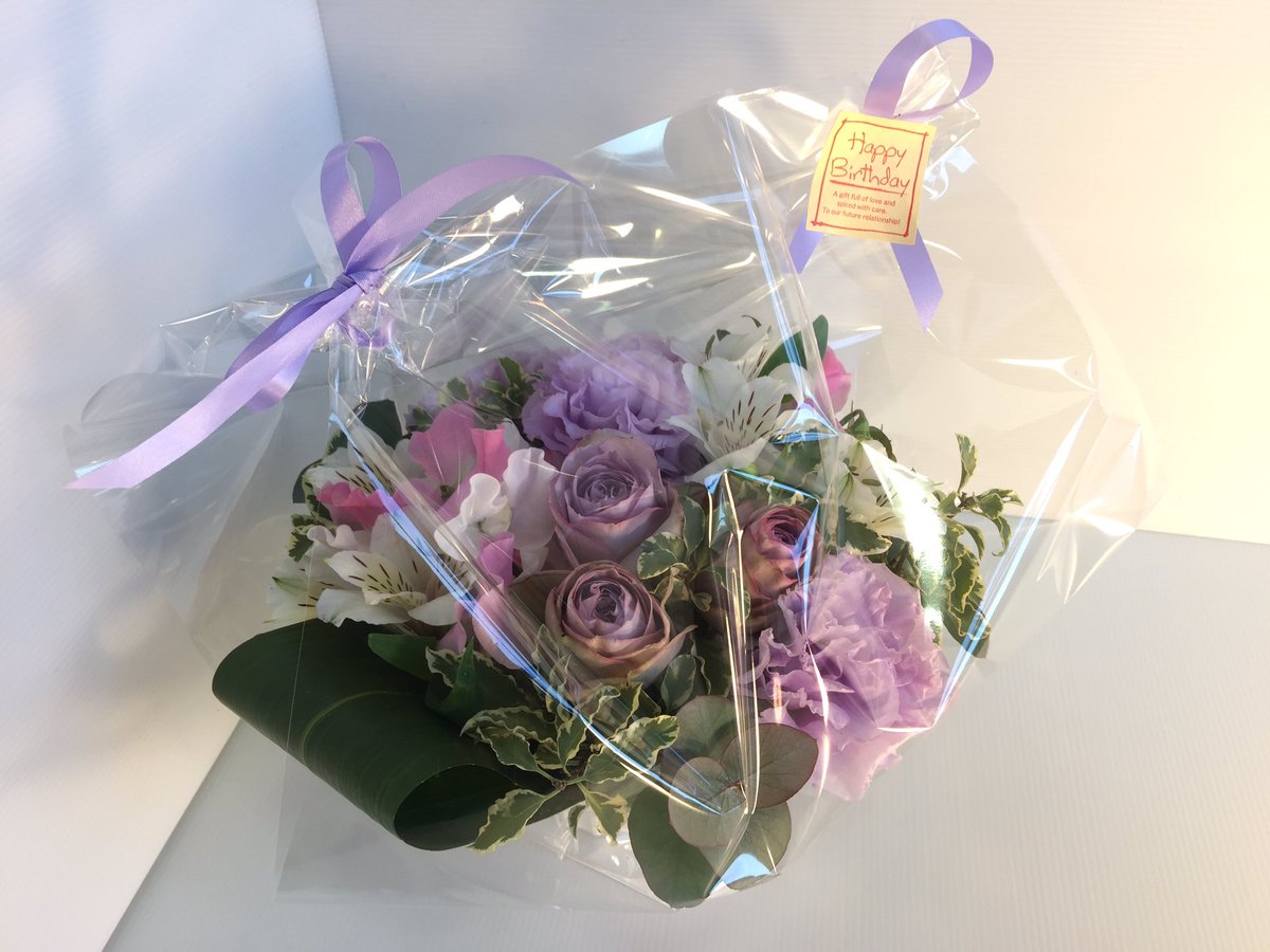 フラワーショップレン 紫系フラワーアレンジメント 今さっきお電話でご予約を受けた商品です 混み合っていなければ５分 １０分くらいで完成いたします 日によっては２時間待ち 繁忙期ではご注文がいっぱいでご対応不可のときもございますのでお早めにご