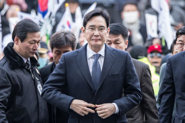 FootballRadar_1's tweet photo. #Samsung leader arrested in corruption scandals,  
Lee Jae-yong, Samsung’s vice chairman and the company’s......  https://t.co/P59UZt3KE5 https://t.co/dYeEr02rLC